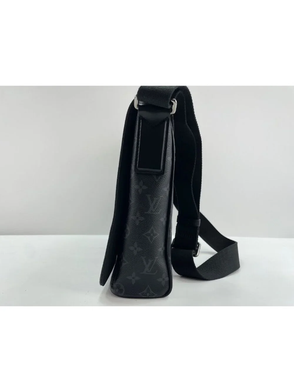 Louis Vuitton Shoulder Bag District